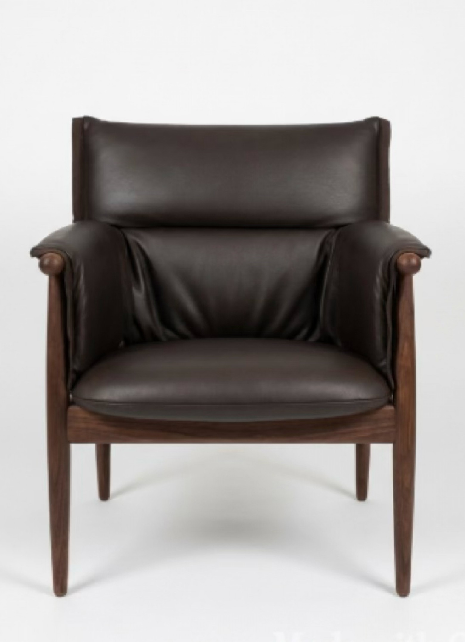 Embrace Dining Chair in notelaar en leder: PROMO Victors Design Agency
