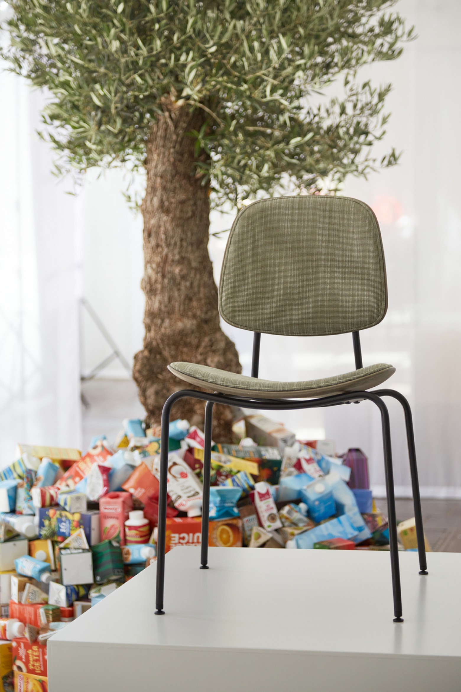 De Compound chair met op de achtergrond Tetrapak gebruikt als grondstof Victors Design Agency