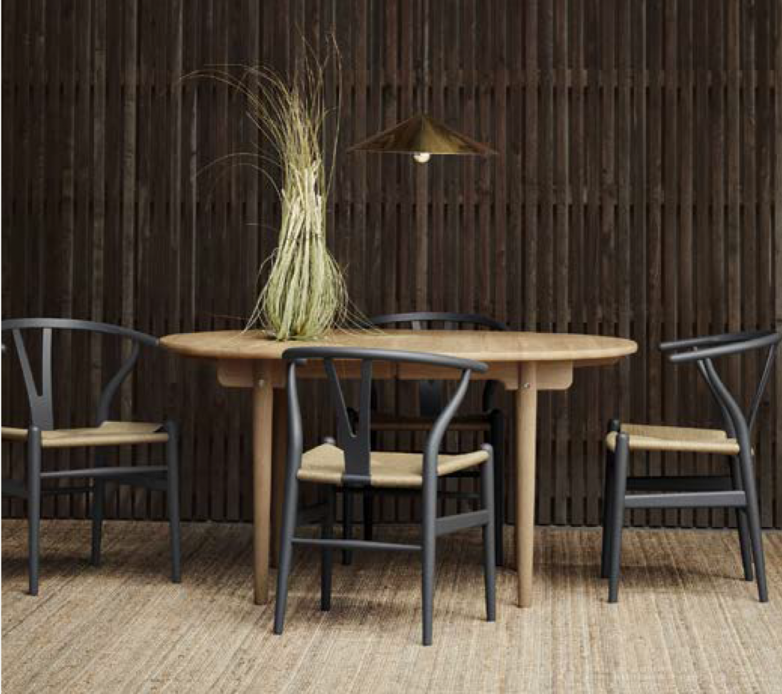 De massieve Wegner tafels in combinatie met de matte CH24  Victors Design Agency