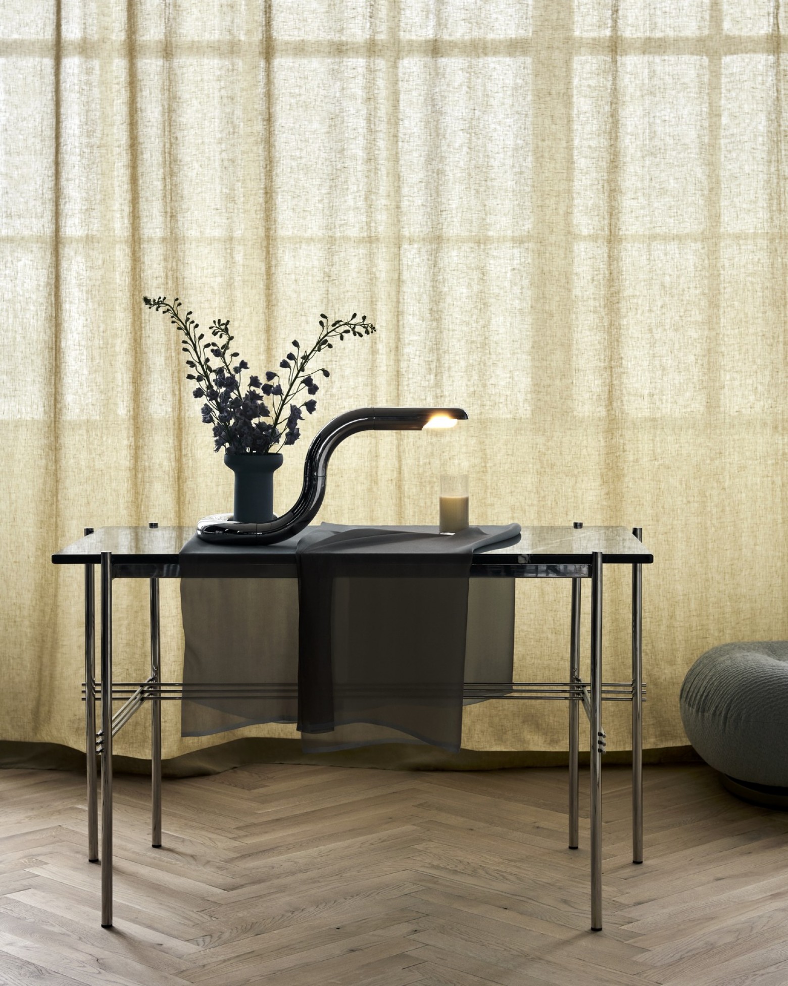 La table console TS, base en chrome poli et plateau en marbre noir Victors Design Agency