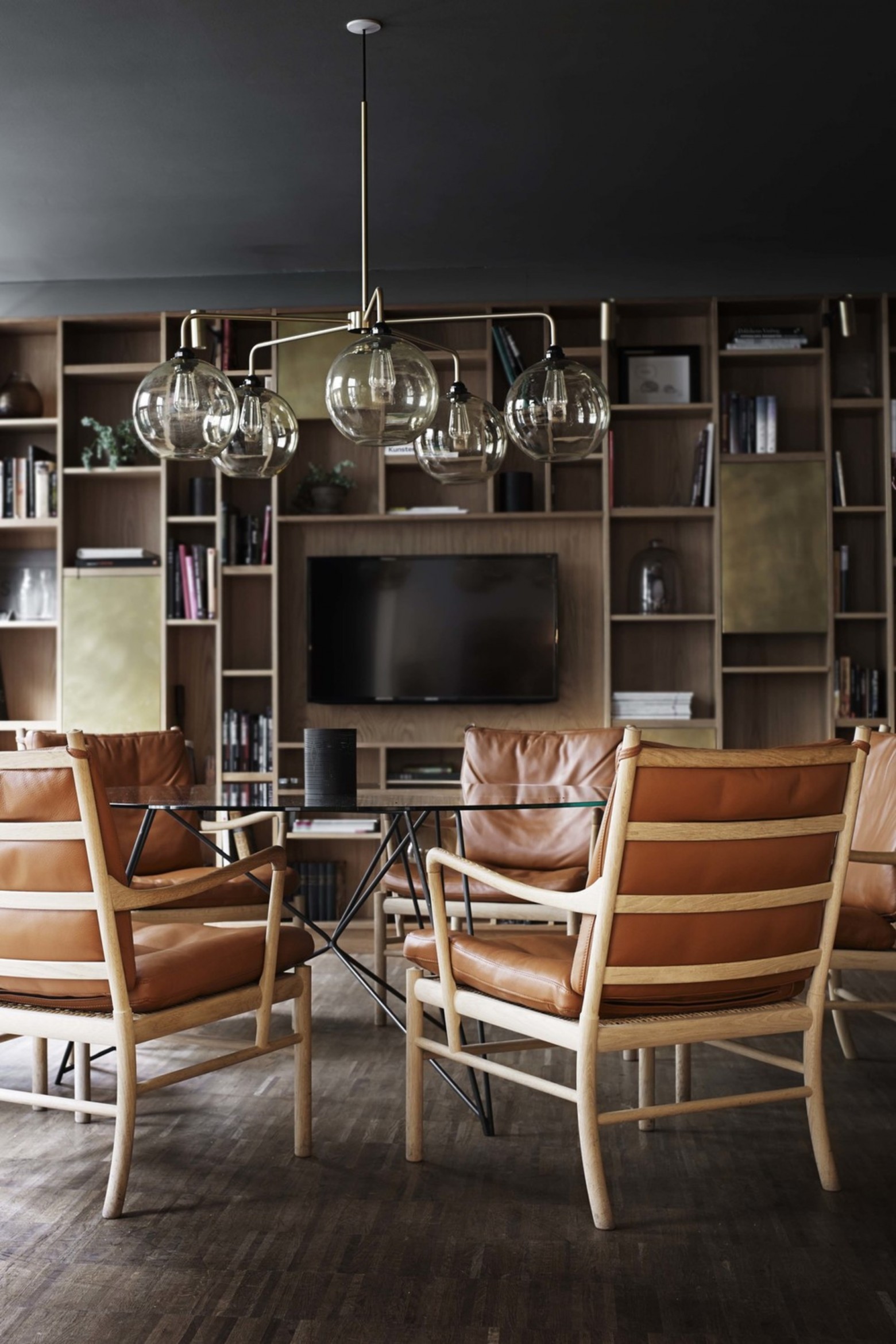 Meeting room in hotel SP34 met de Colonial Chair van Hans J Wegner  Victors Design Agency