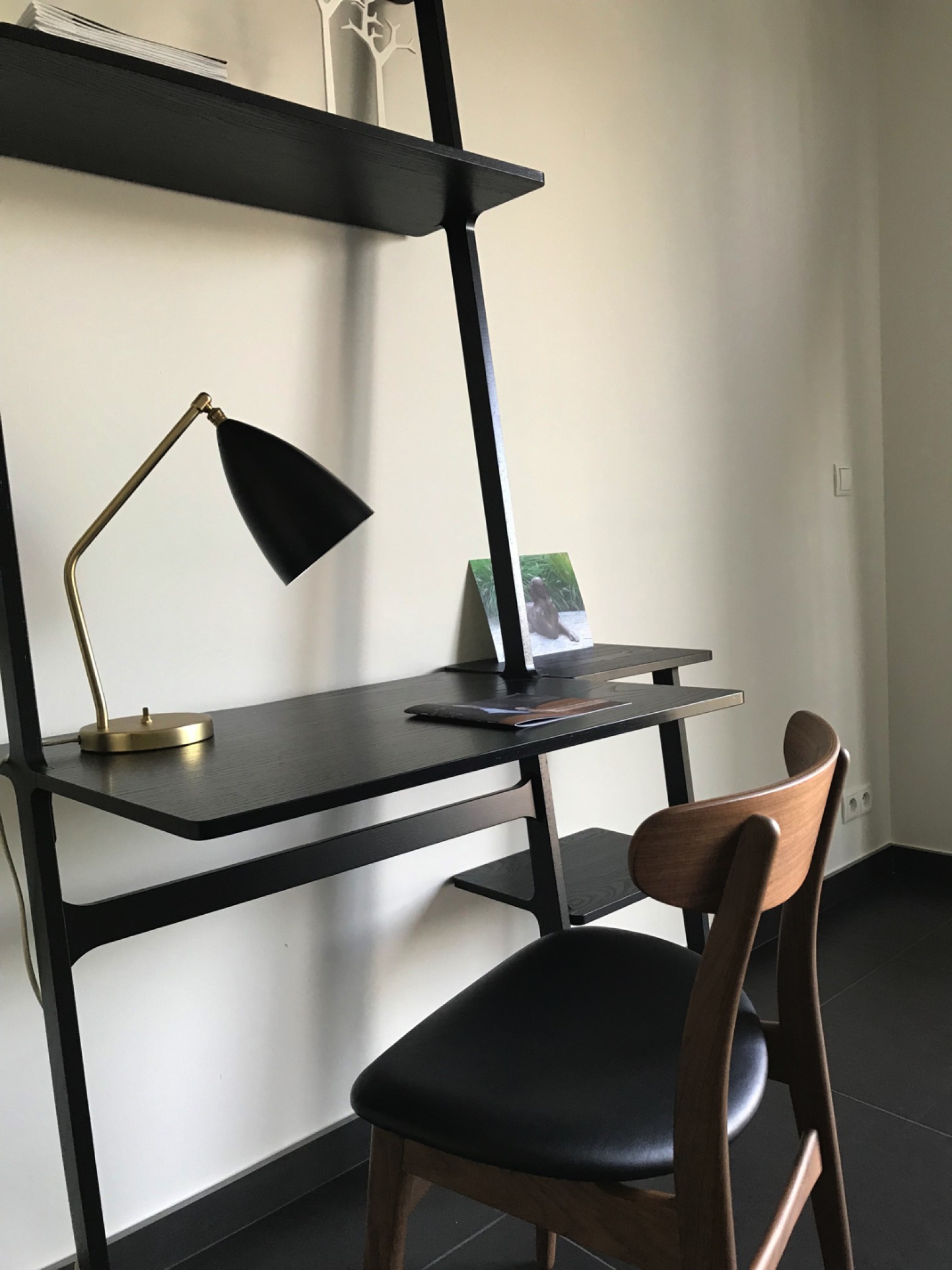 Libri Swedese, met buro - CH30 stoel Carl Hansen & Son - Grasshoppa tafel lamp Gubi  Victors Design Agency