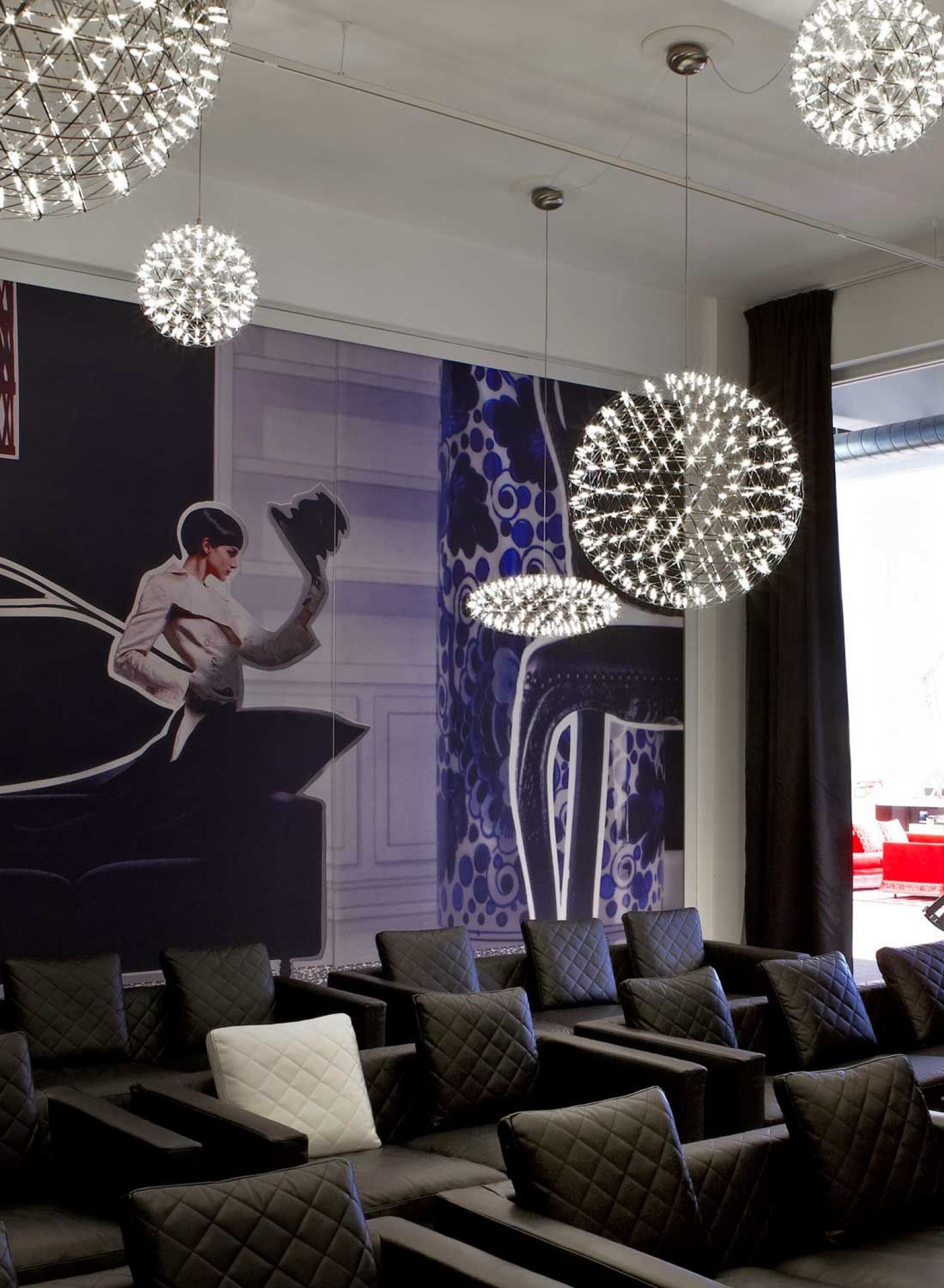 Raimond hanglamp - showroom Amsterdam Victors Design Agency