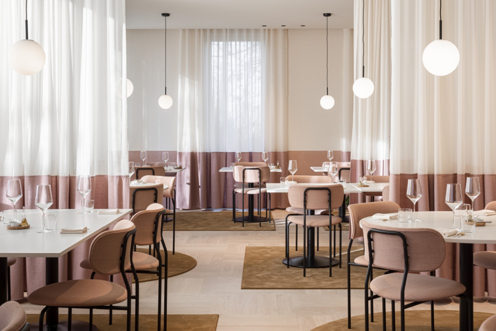 The name CRKL refers to the circular forms in the interior of this restaurant 