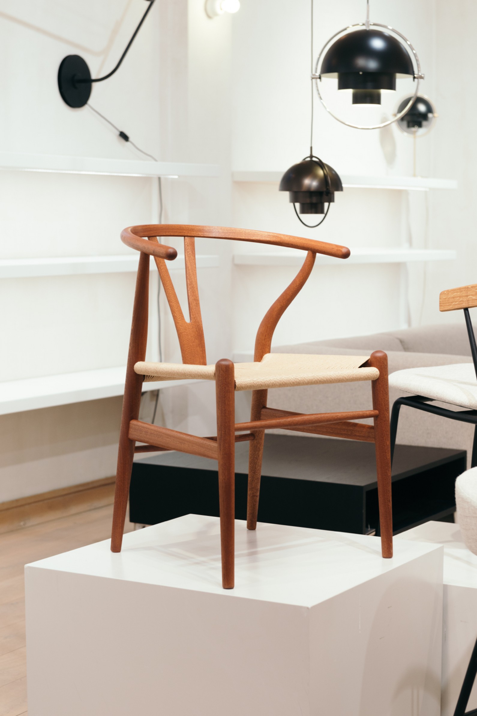 Iconische Wishbone Chair in MAHONIE hout: nieuw 