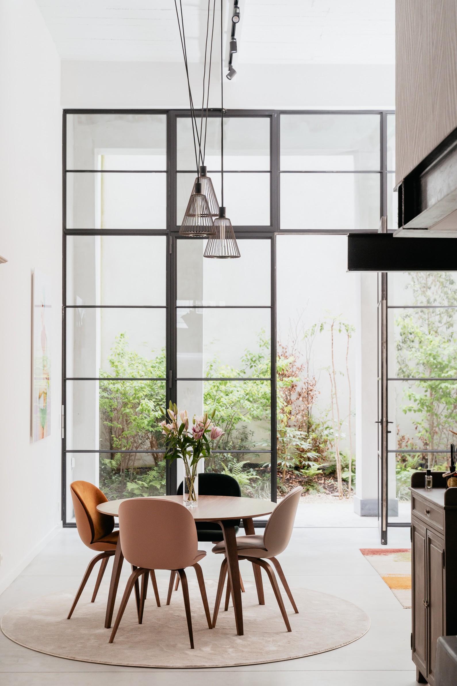 GUBI dining set with the Beetle chairs and the Gubi dining table: top eleganc