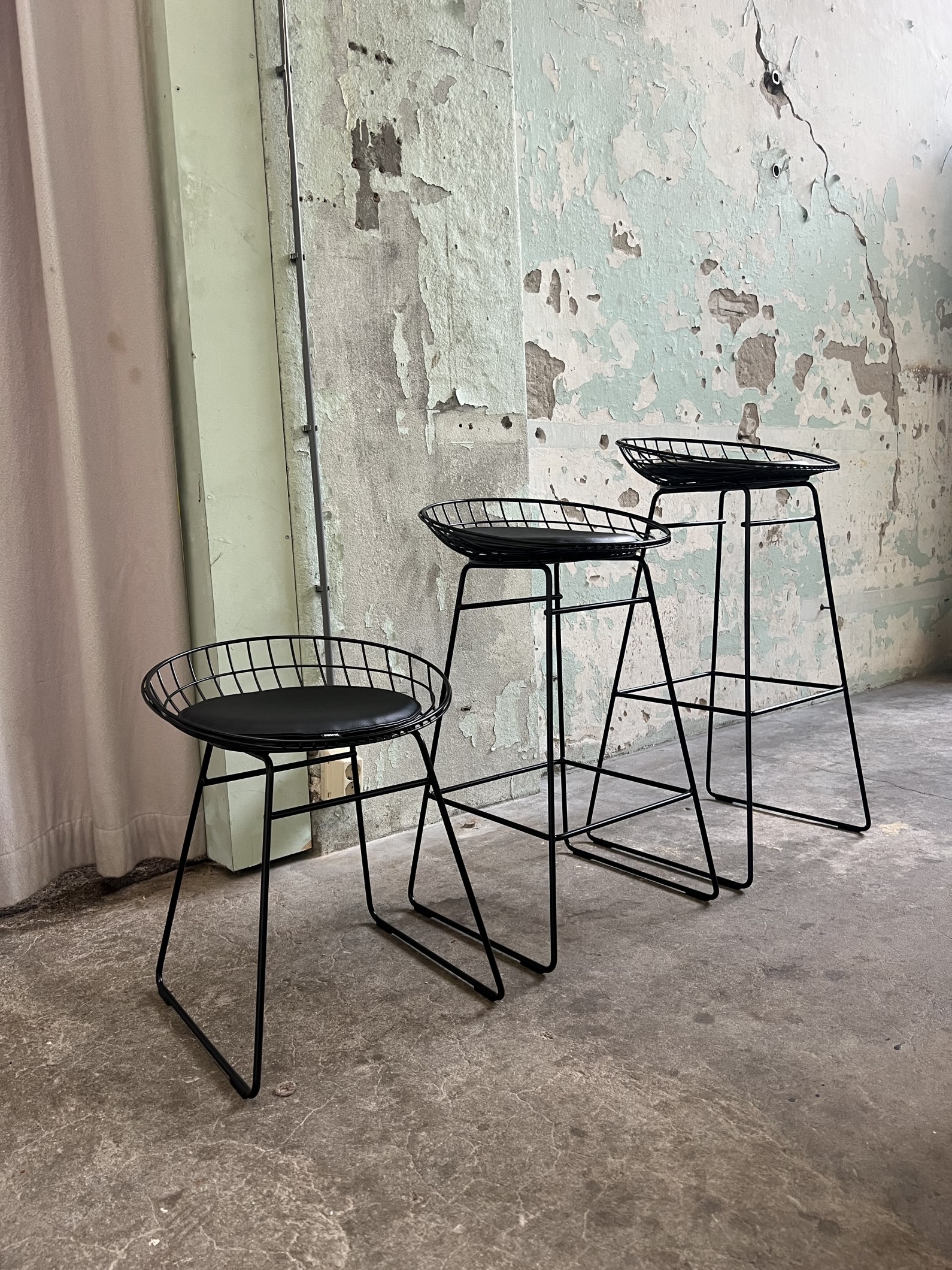 Wire Stool en Wire barstool low & high. Zwart 