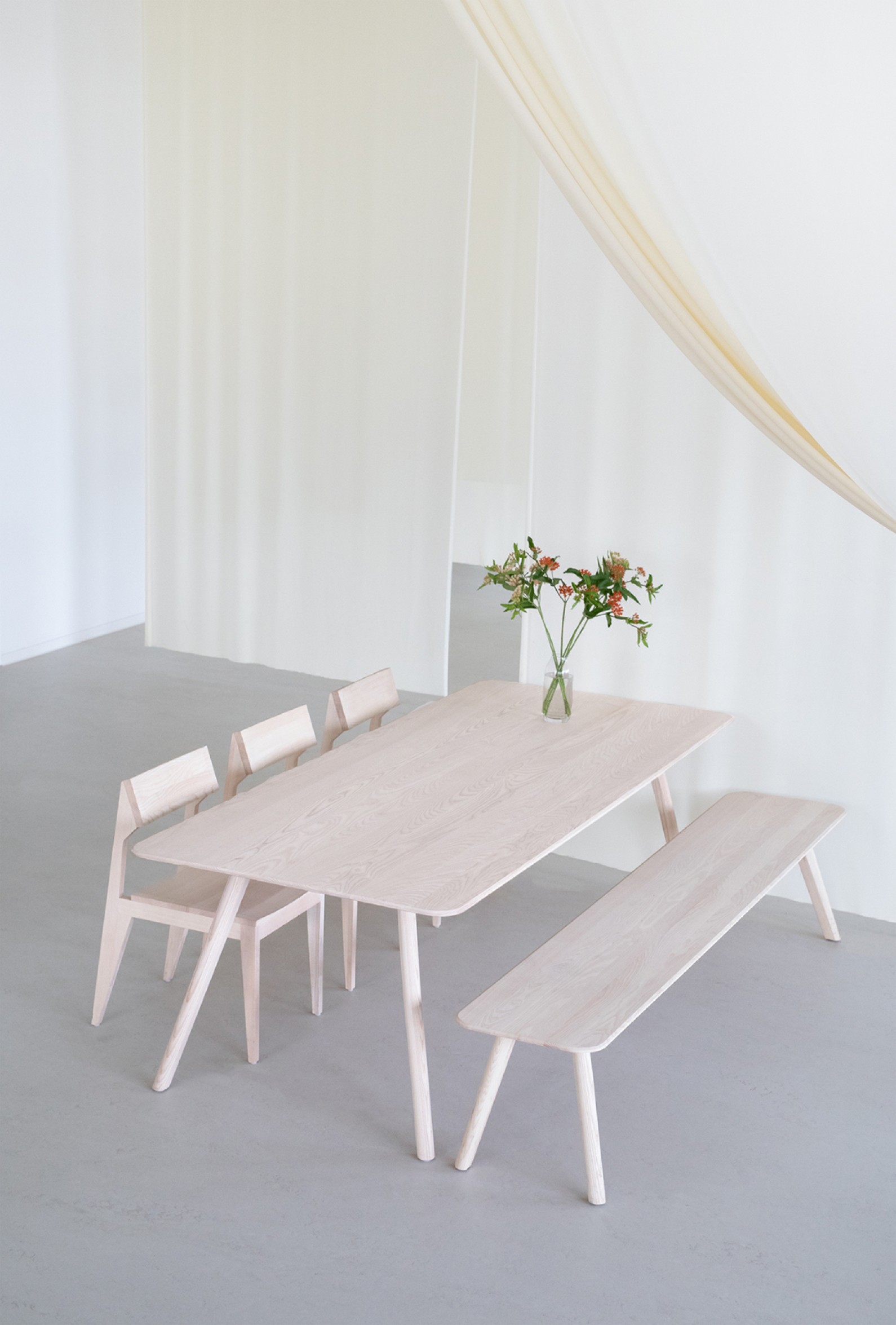 Existe aussi en bois de frêne: table Meyer, canapé et chaise Schulz