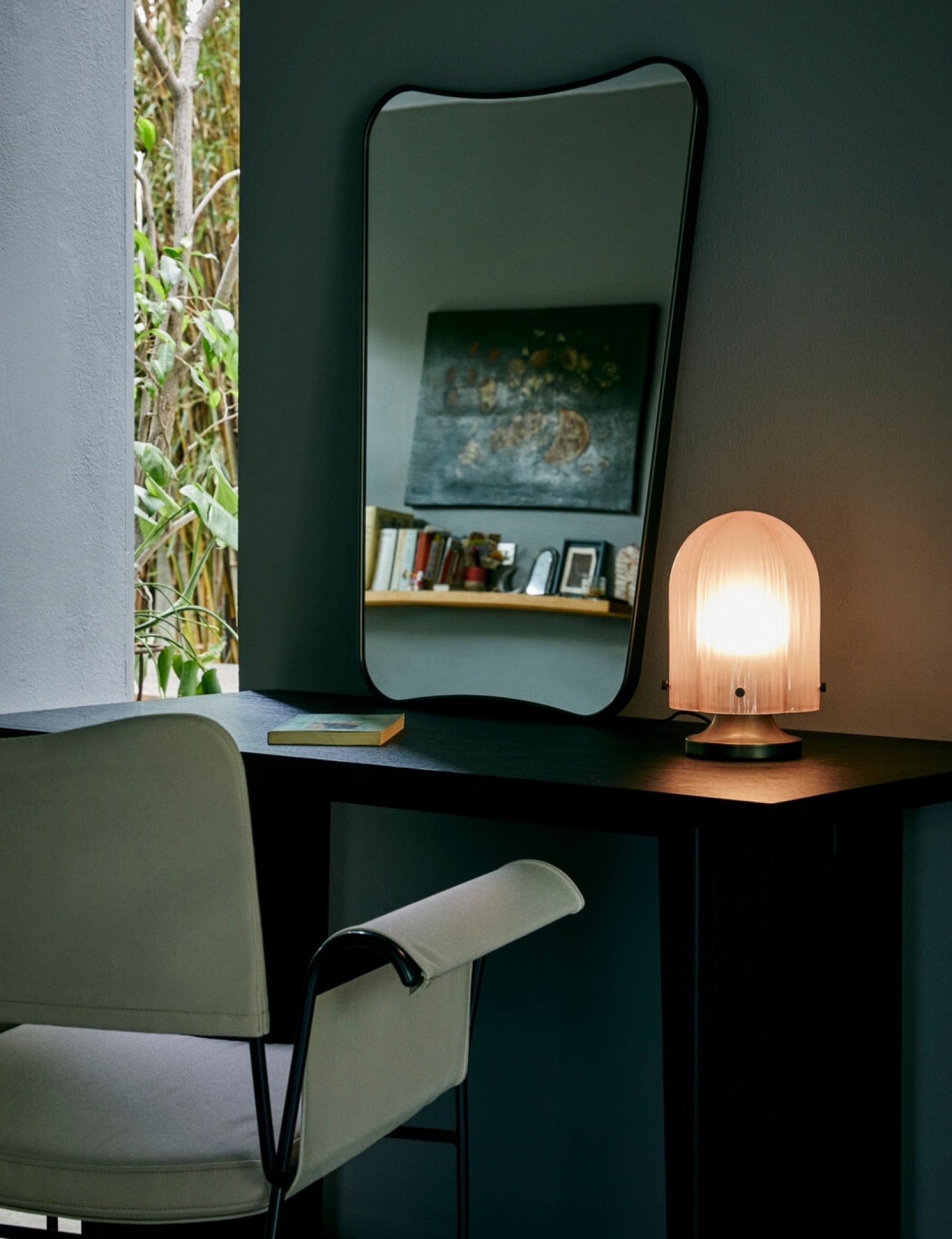 Lampe de table Seine dans un décor intérieur Gubi