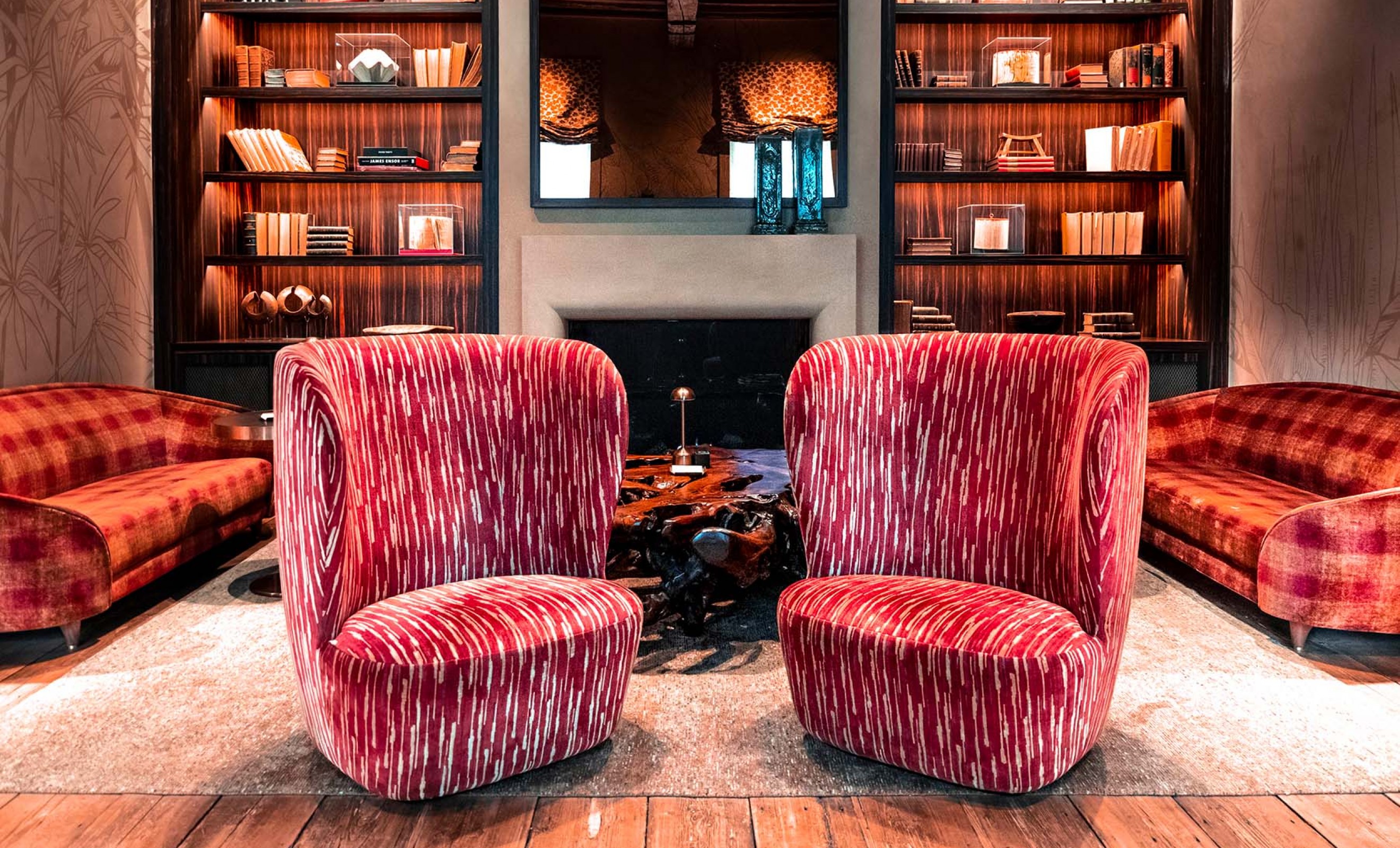 Twee GUBI Stay Lounge Chair - High Back als pronkstuk in de haardkamer Victors Design Agency