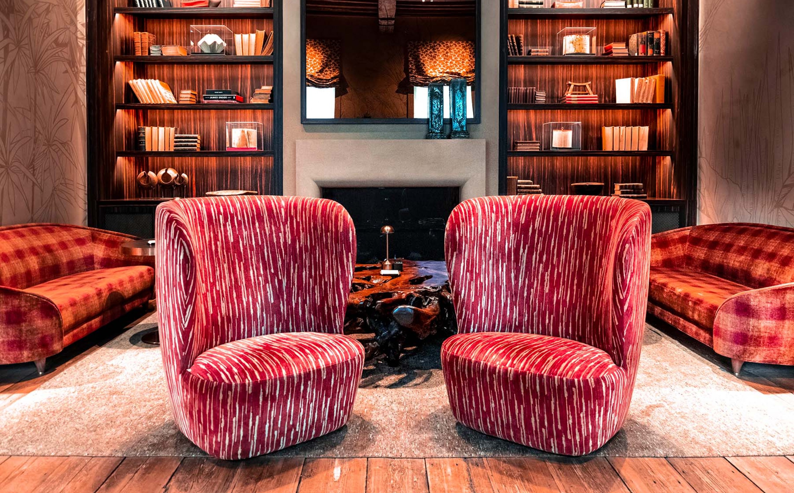 Twee GUBI Stay Lounge Chair - High Back als pronkstuk in de haardkamer Victors Design Agency