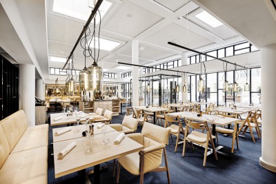 Het Nobis restaurant met de Sawbuch Chair CH29 en de eigentijdse Embrace Chair Victors Design Agency