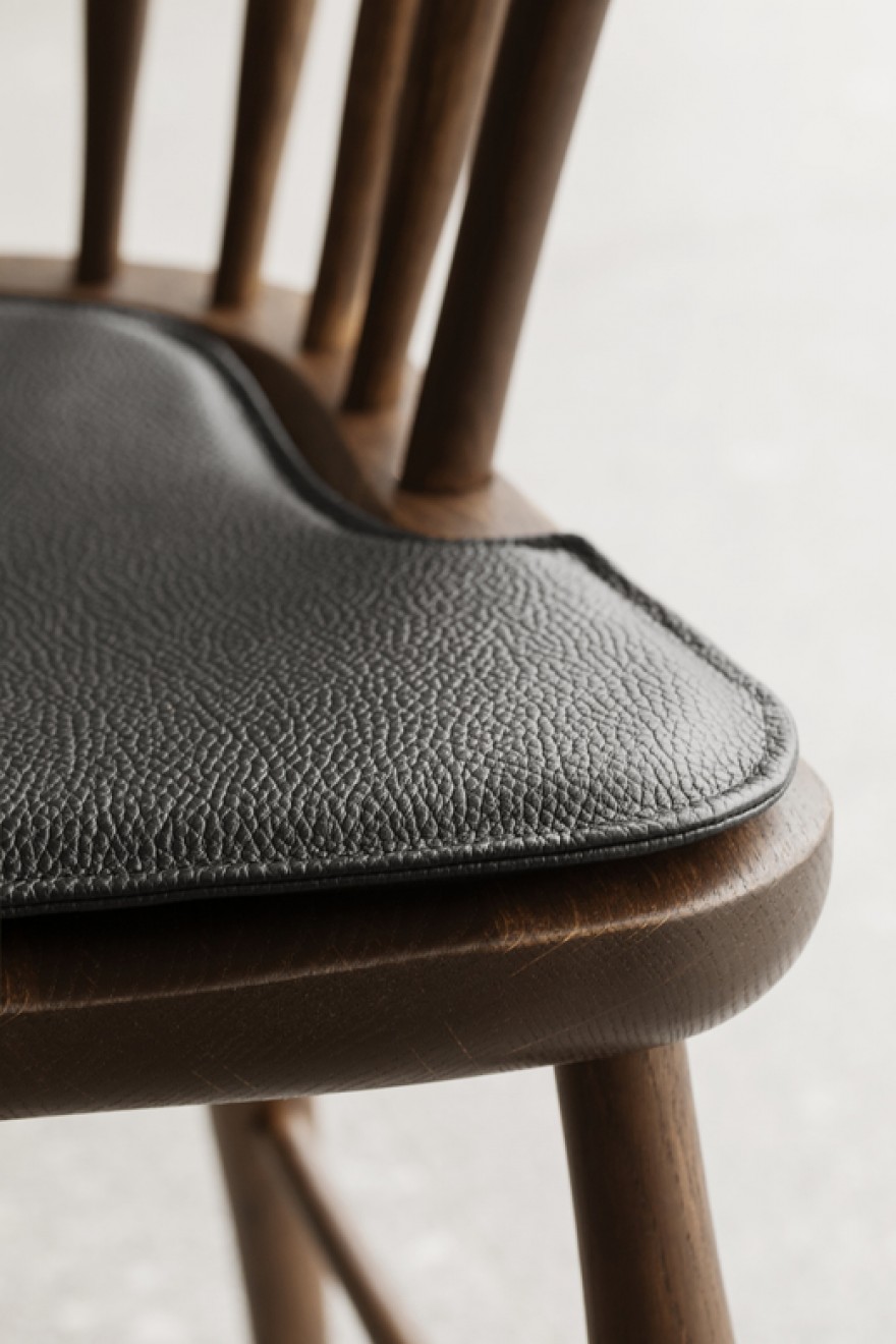 detail Windsor chair met zwart lederen 