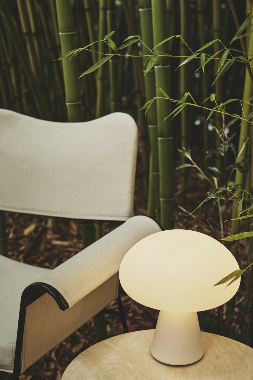 Tropique stoel, Mathieu Matégot design, Obello glazen outdoor tafellamp  