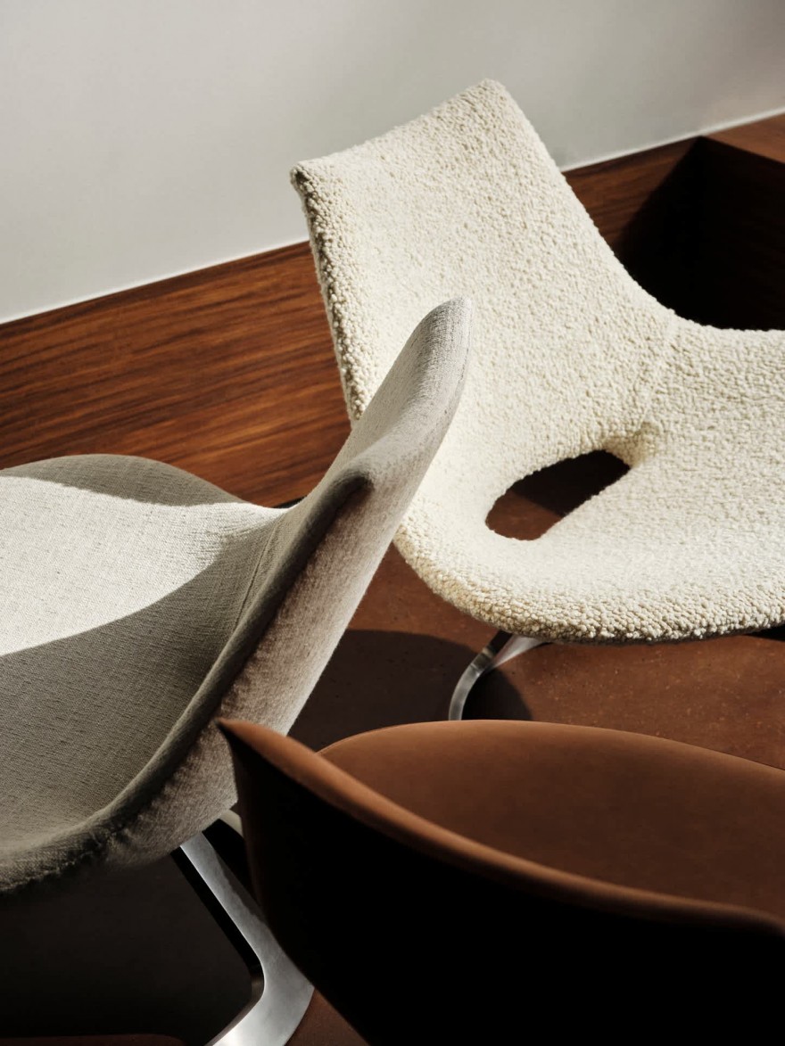Detail van twee Scimitar Chairs FK64