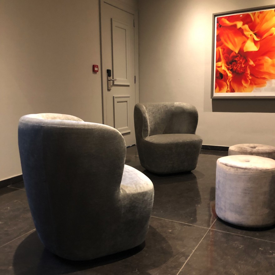 le fauteuil Stay: des formes courbes pour un accueil chaleureux au Pillows hôtel Bruxelles