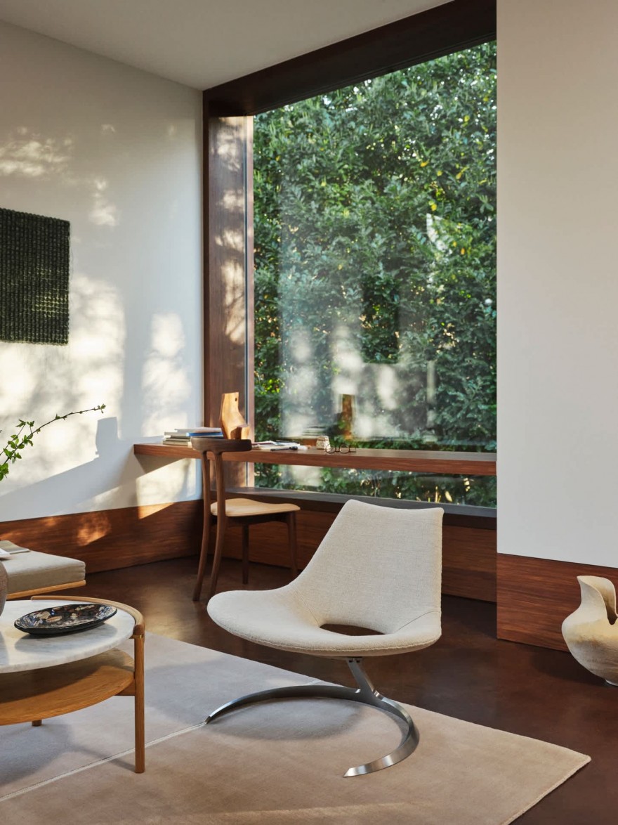Scimitar Chair FK64 in een woonkamer