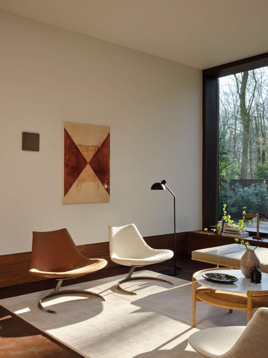 Twee Scimitar Chairs FK64 in een lichte woonruimte