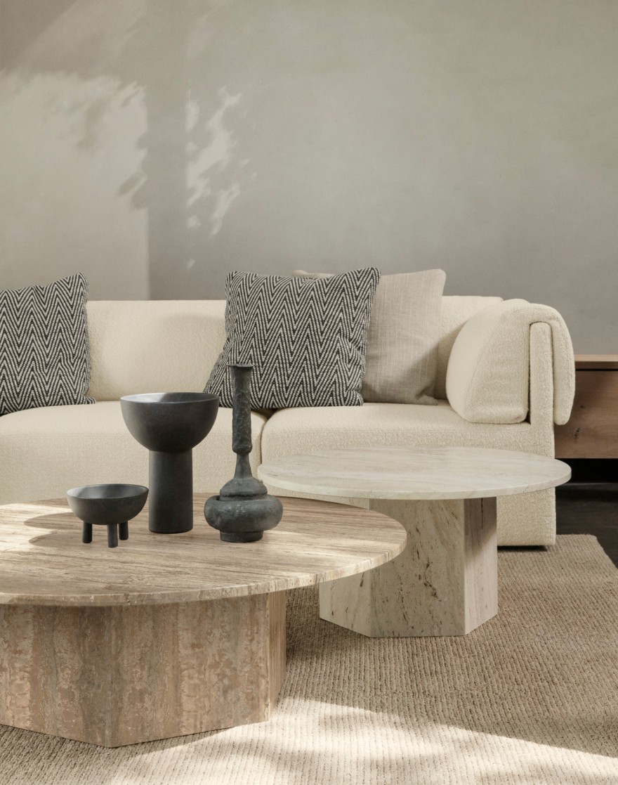 Epic coffee tables avec canapé Wonder sofa, collection Gubi 