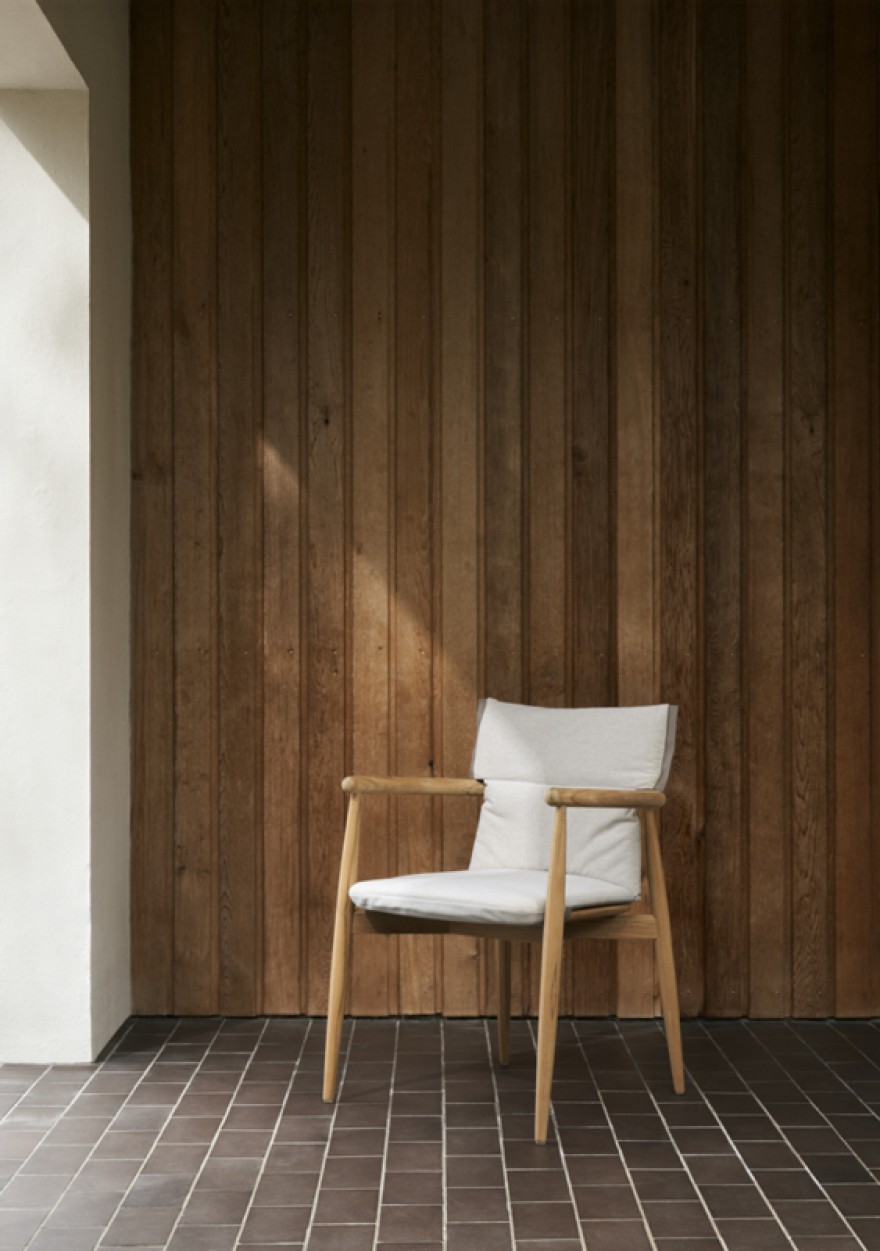Embrace Chair met hoes, in Agora Life Textiel, voor extra zitcomfort 