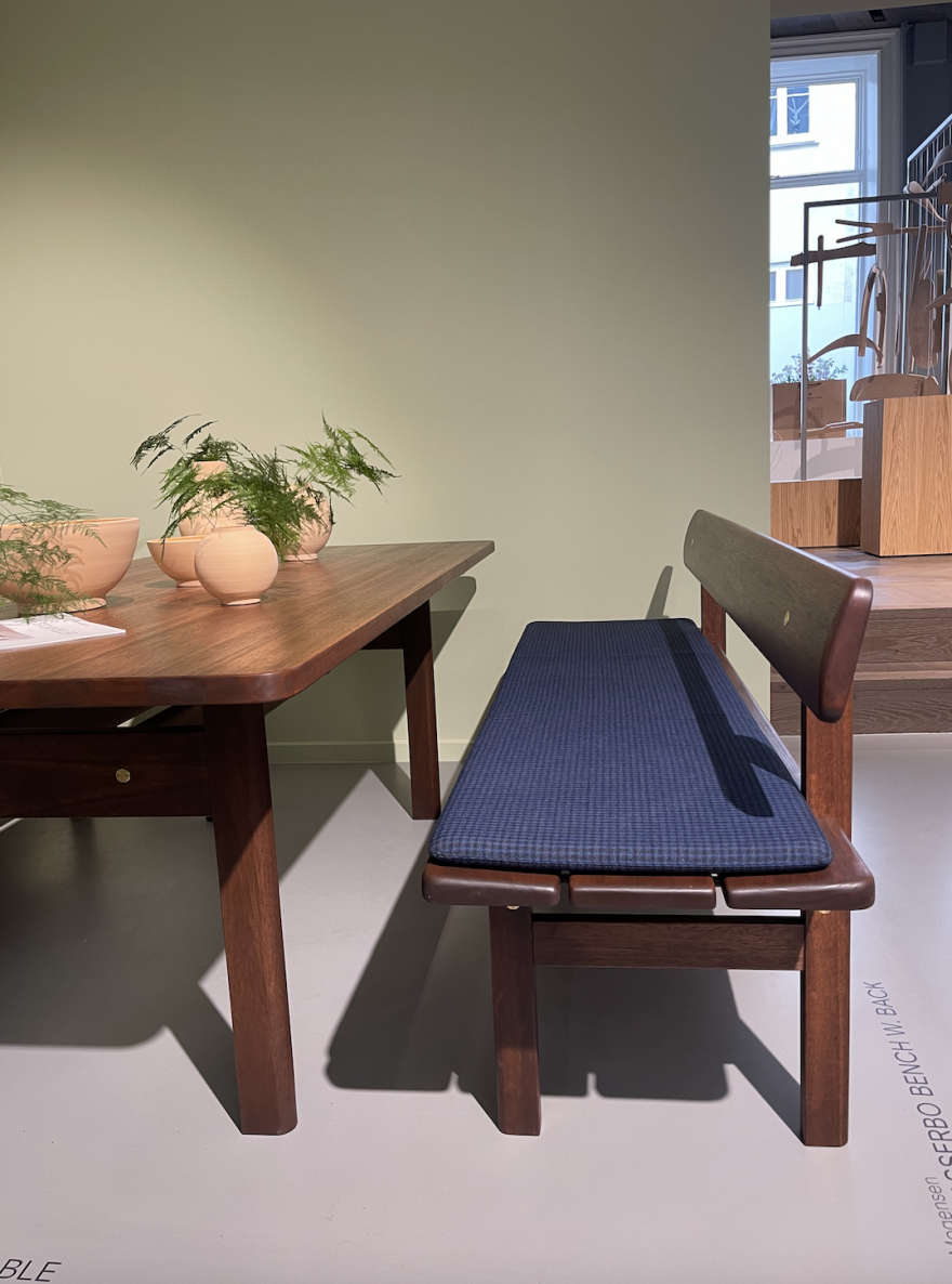 Asserbo tafel en bijpassende zitbank ontworpen door Borge Mogensen