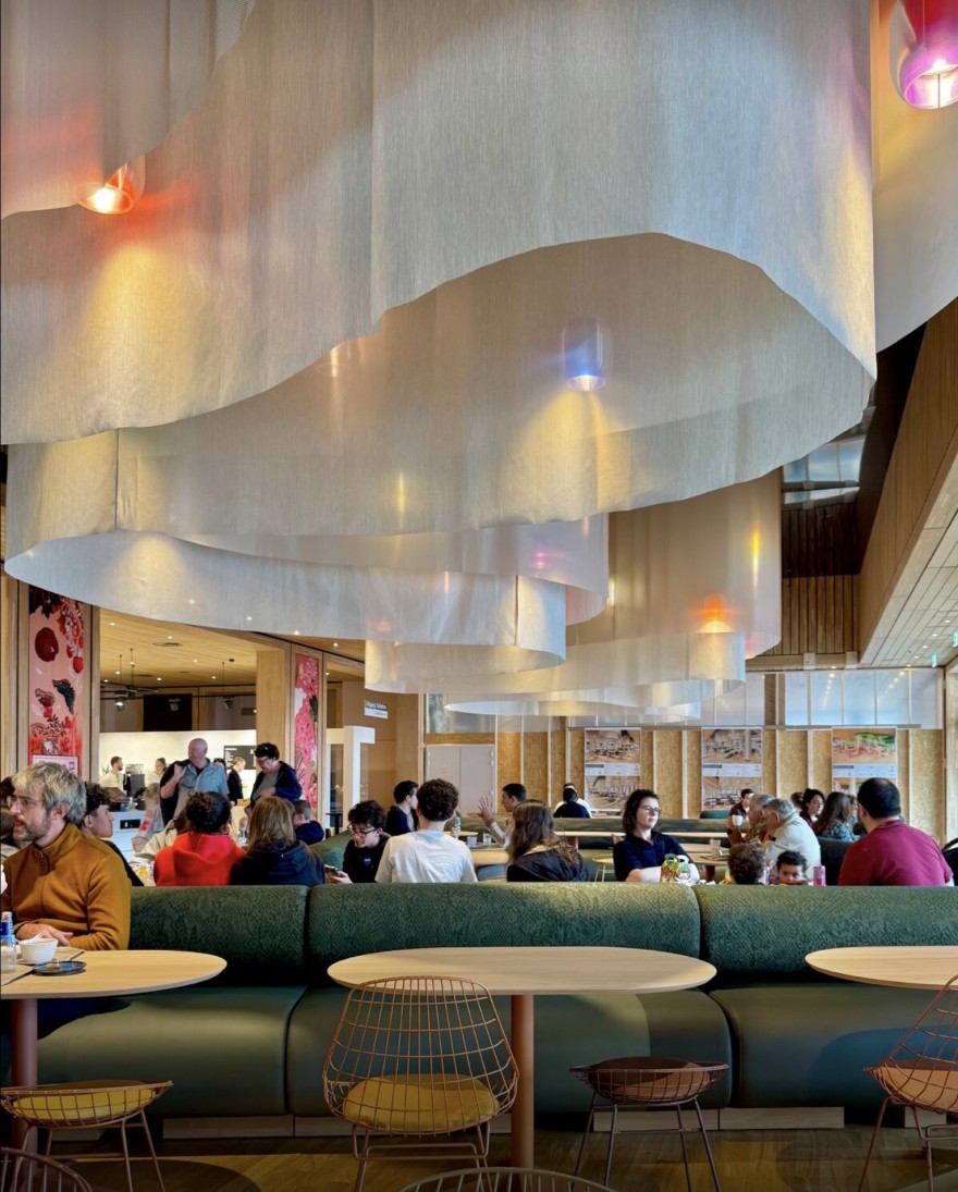 Pastoe Wire stoelen en Martin Visser tafels, in een project