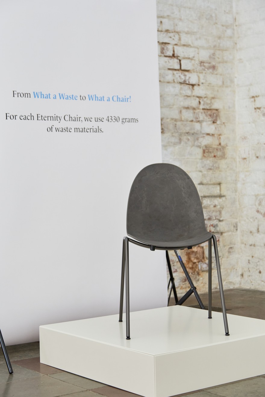 De Eternity stoel, gemaakt van 4300 gram afval