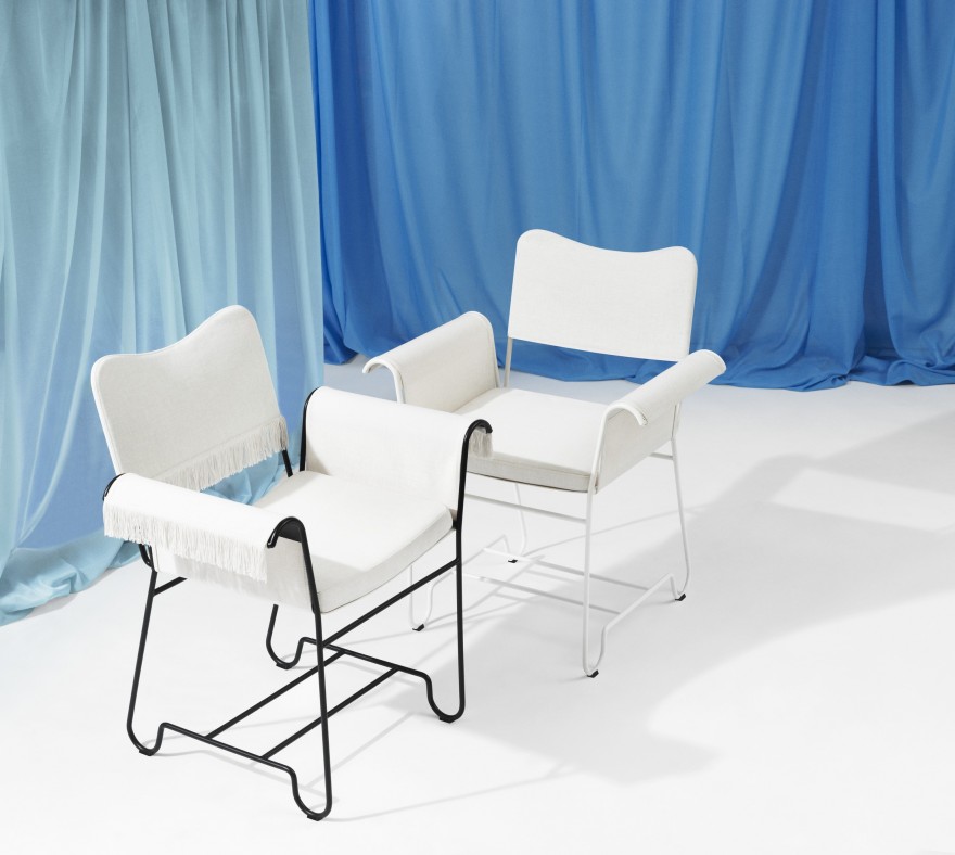 Tropique chair beschikbaar met wit of zwart frame