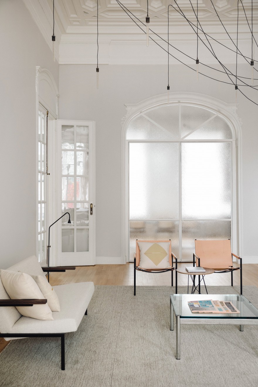 “Lichte meubelen en -kleuren” in dit historisch pand