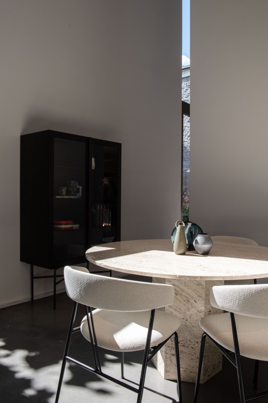 Epic Travertin tafel en Violin chair, GamFratesi design Gubi @ Kaai Design Antwerpen 