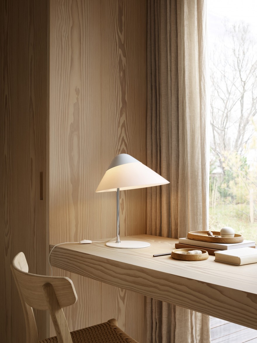 Opala tafellamp van Hans J. Wegner op een bureau