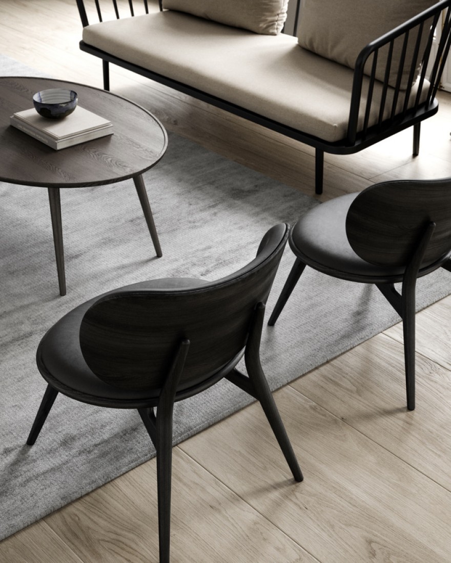 The Lounge Chair  en cuir noir et chêne laqué mat